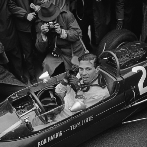 Dans le cockpit de la Lotus F2 du team Ron Harris Lotus à Pau en 1964
